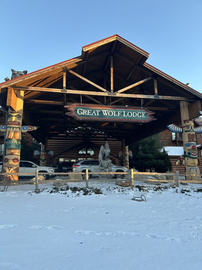 Front entrance of Great Wolf Lodge with level, step-free access.